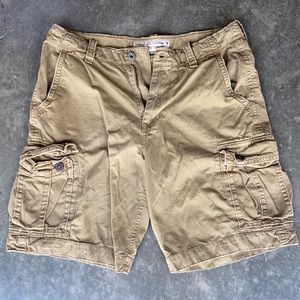 Men’s American Eagle cargo shorts.